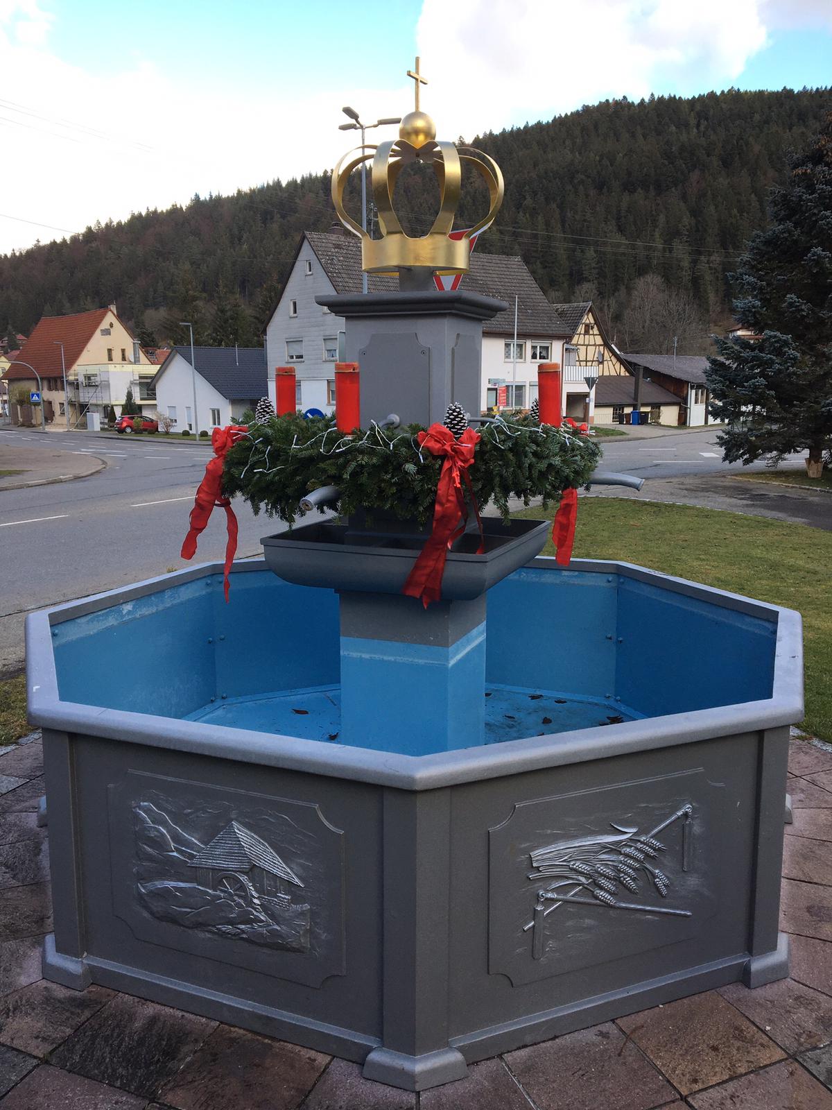 Kronenbrunnen an Weihnachten HP
